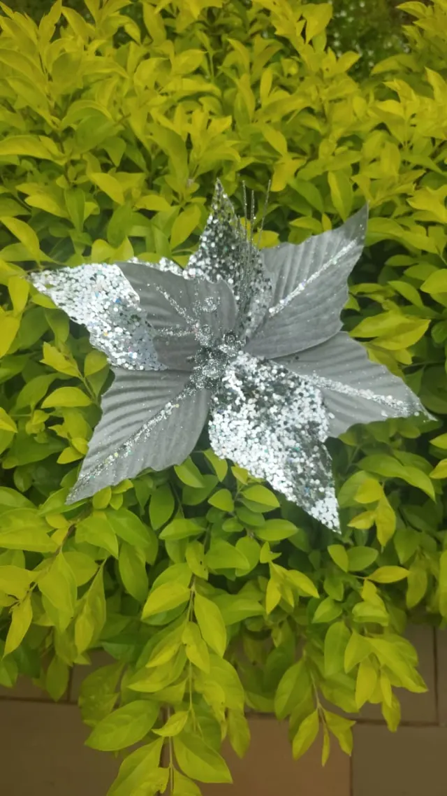 Flor plateada rayada, 30 × 20 cm · 8 hojas
