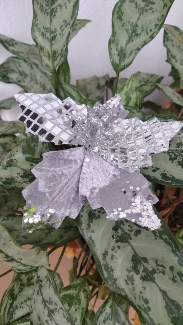 Flor plateada con punta escarchada, 20 × 10 cm · 5 hojas