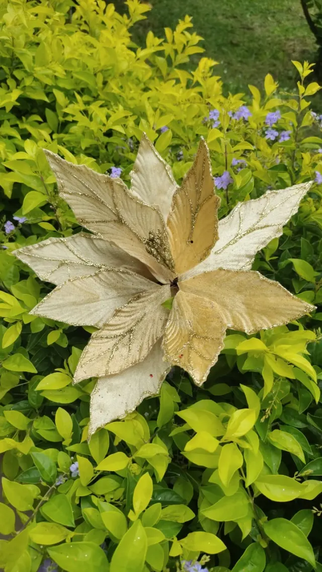 Flor dorada escarchada, 32 × 20 cm · 8 hojas