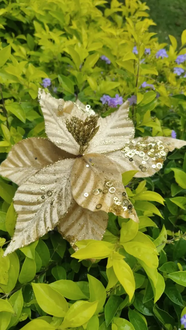 Flor dorada con punta escarchada, 24 × 20 cm · 8 hojas