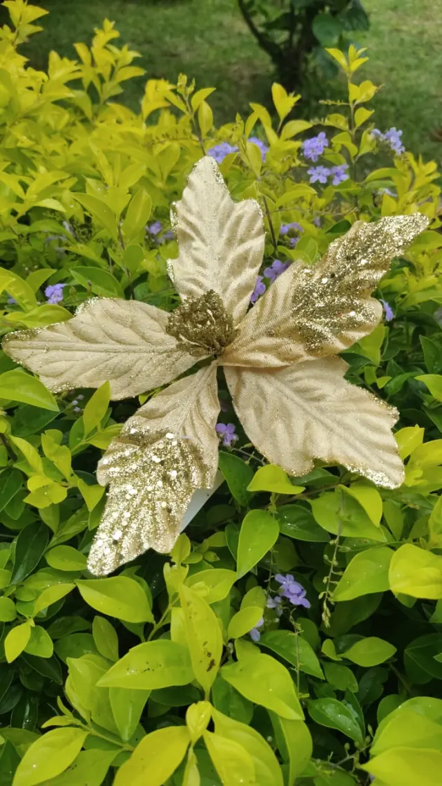 Flor dorada con lentejuela, 20 × 15 cm · 5 hojas