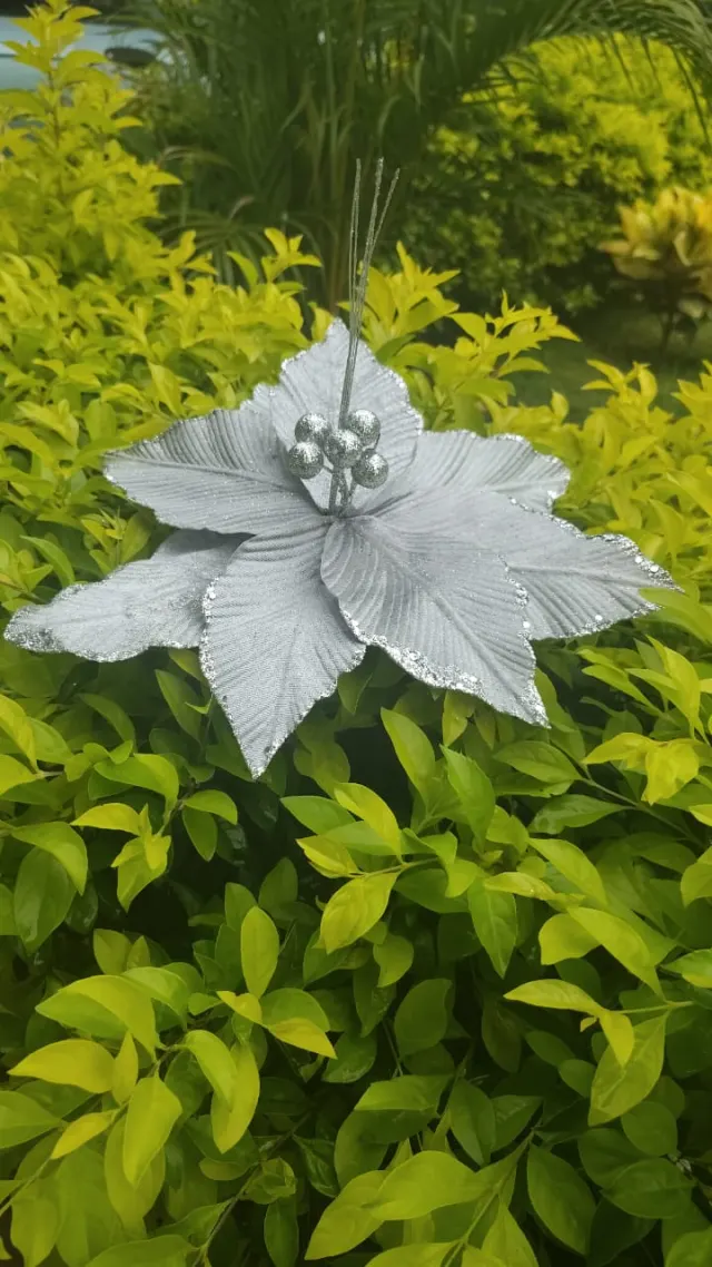 Flor plateada rayada, 32 × 25 cm · 8 hojas