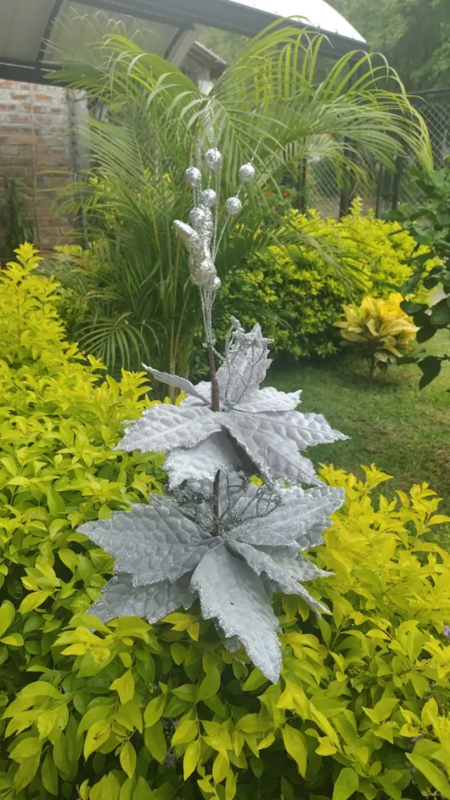 Flor doble plateada, 73 cm