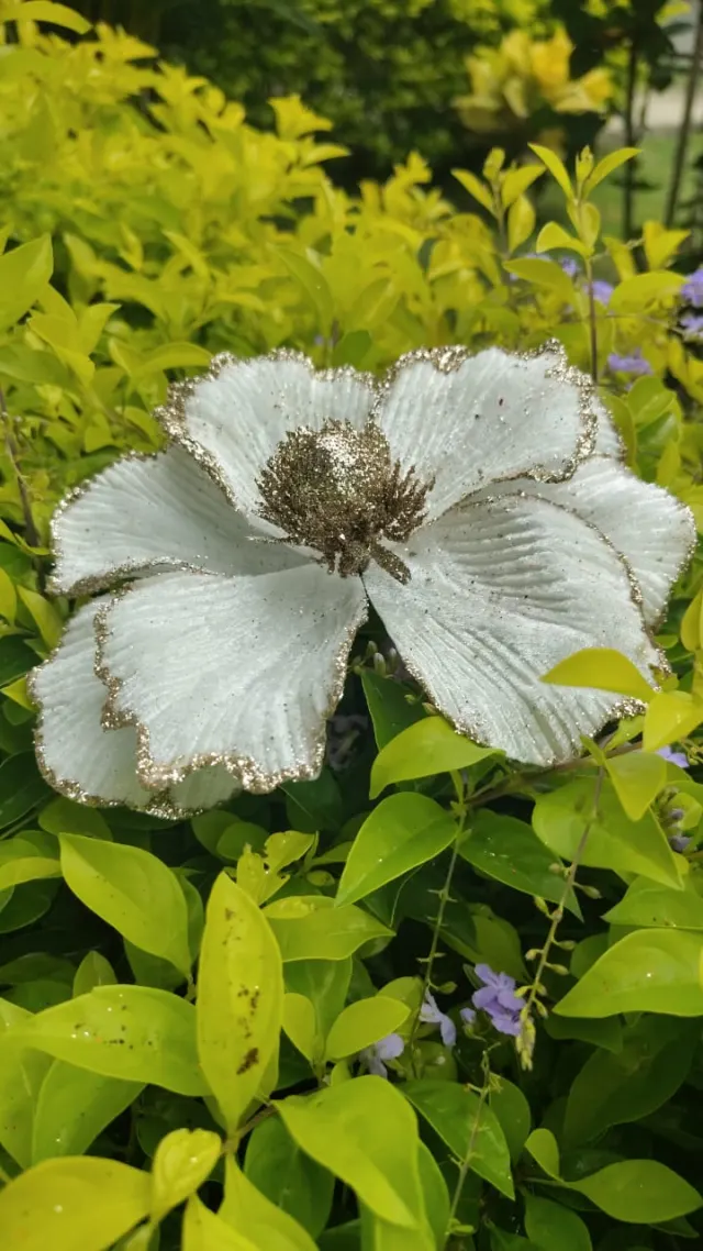 Flor dorada escarchada, 18 cm · 8 hojas