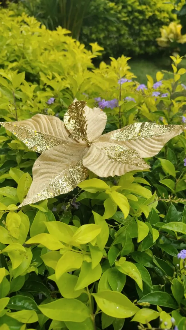 Flor dorada escarchada, 24 cm · 5 hojas