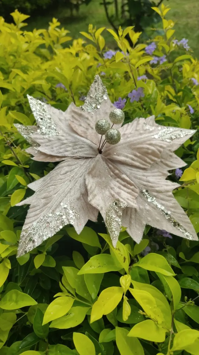 Flor champaña con escarcha dorada, 24 cm · 8 hojas