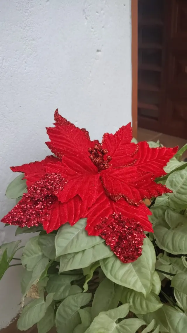 Flor roja escarchada, 27 cm · 8 hojas · diseño distinto al NA37