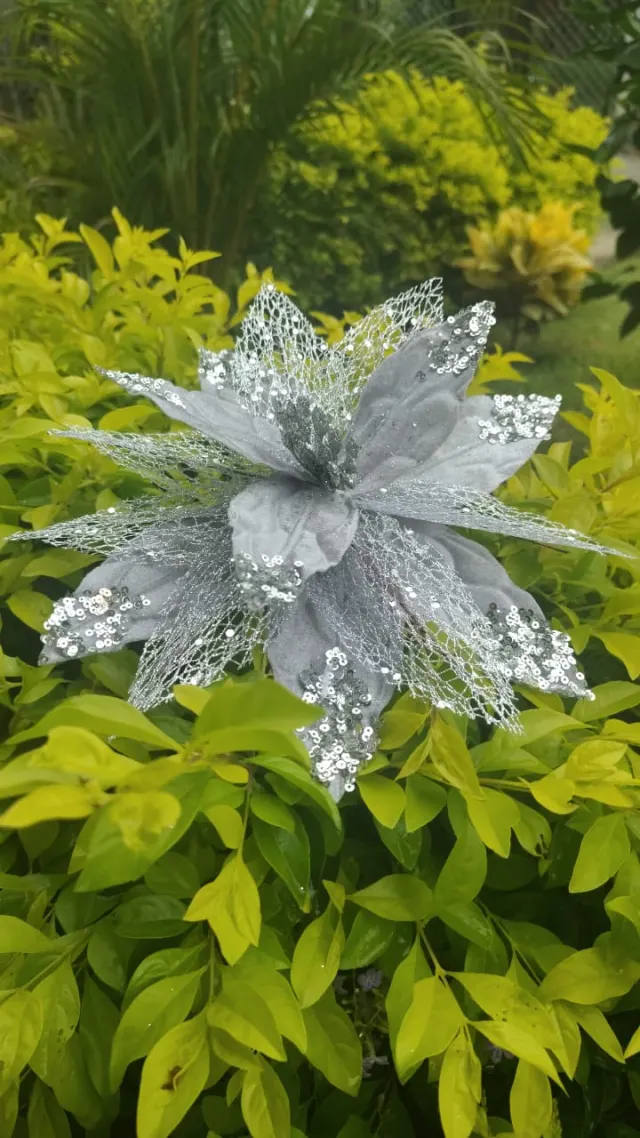 Flor plateada con lentejuela traslúcida, 27 cm · 8 hojas
