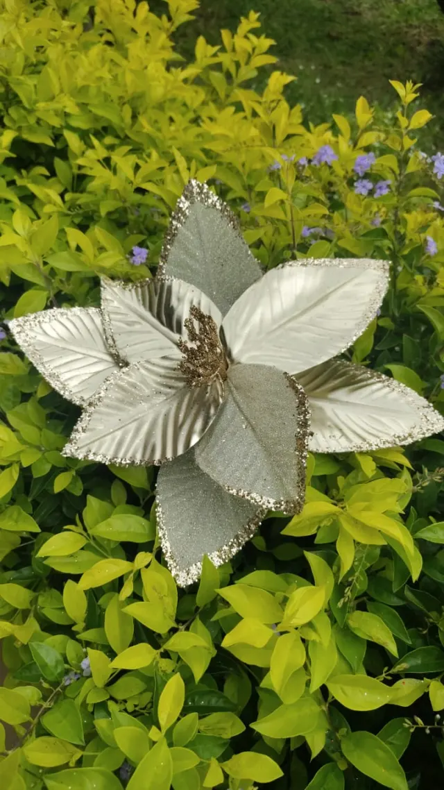 Flor champaña con escarcha dorada, 30 cm · 7 hojas