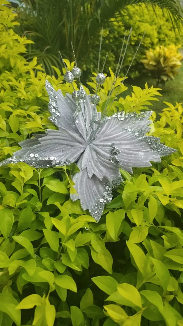 Flor plateada con lentejuela, 30 cm · 8 hojas