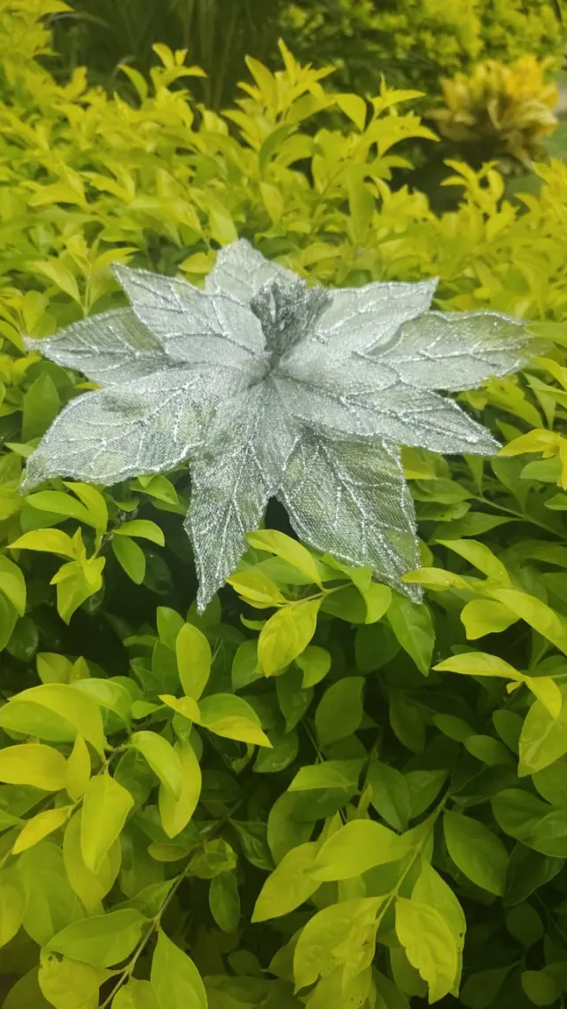 Flor plateada con lentejuela, 31 cm · 9 hojas