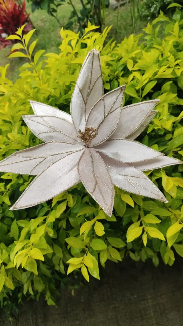 Flor champaña con escarcha dorada, 35 cm · 12 hojas