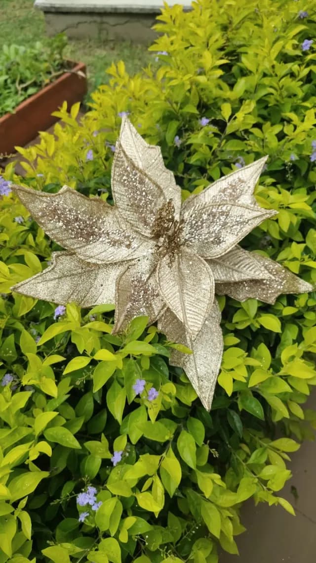 Flor dorada escarchada, 38 cm · 10 hojas · diseño distinto al NA48