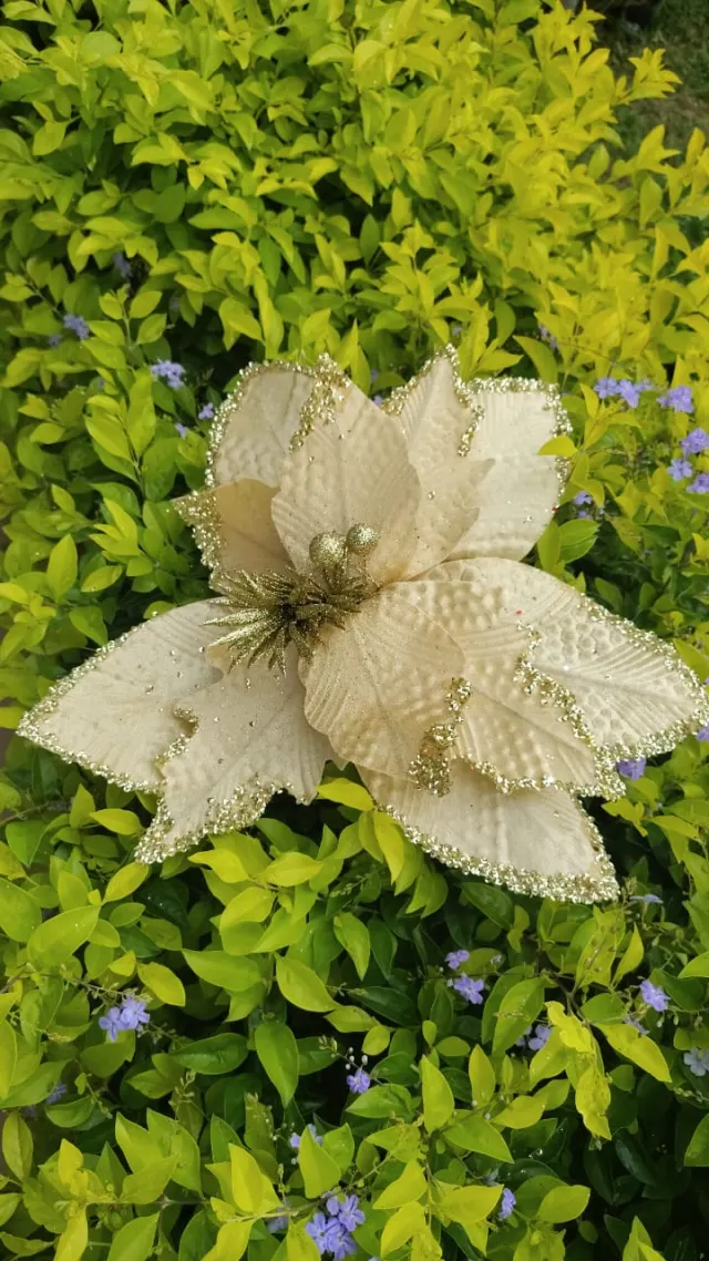 Flor dorada escarchada, 38 cm · 10 hojas · diseño distinto al NA47