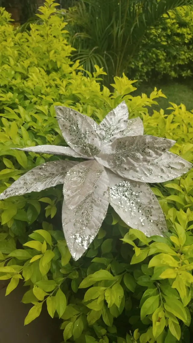 Flor champaña con pino y escarcha dorada, 38 cm · 11 hojas