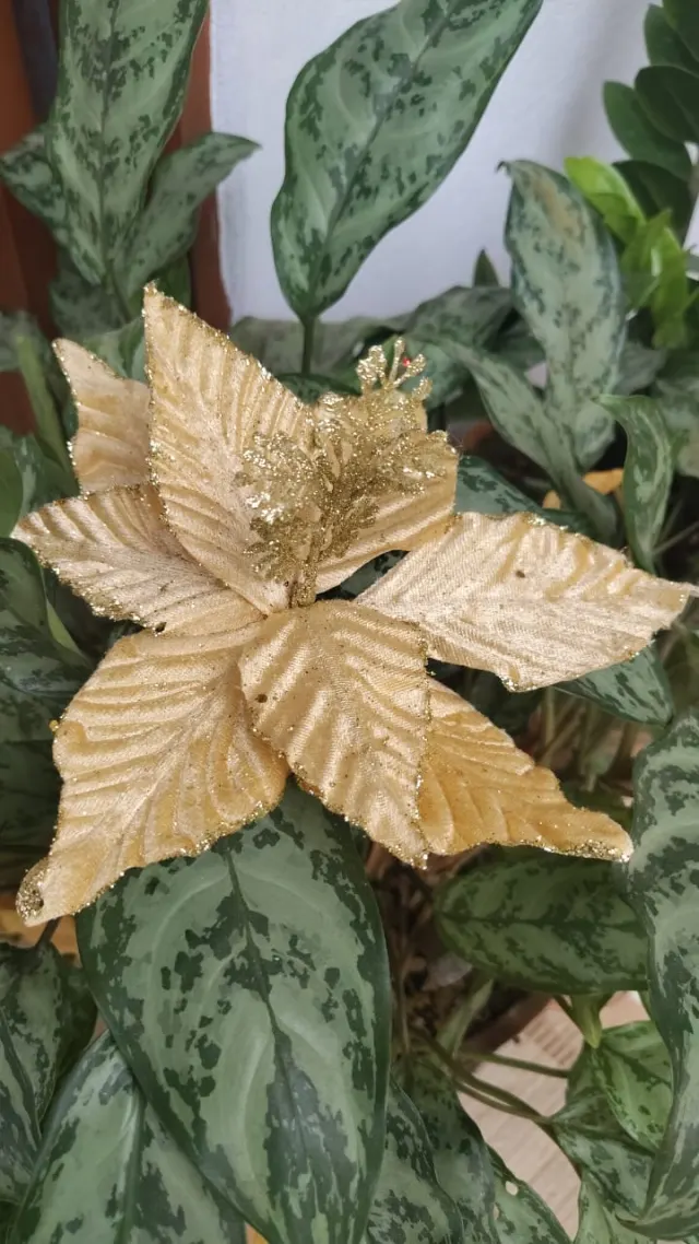 Flor dorada satinada, 22 × 15 cm · 8 hojas