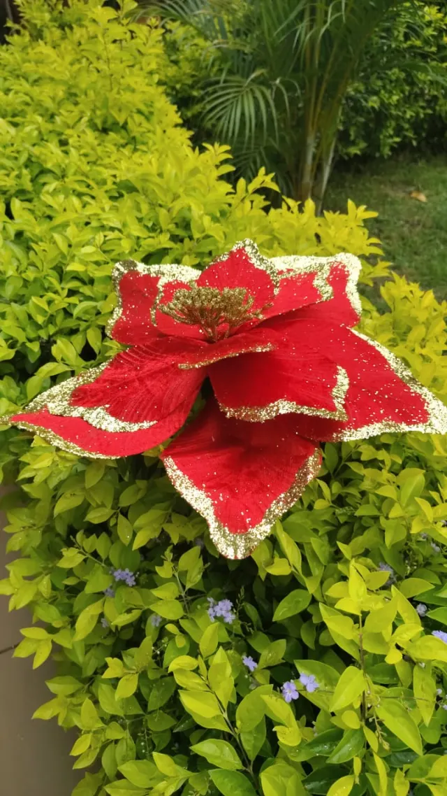 Flor roja con escarcha dorada, 40 cm · 12 hojas