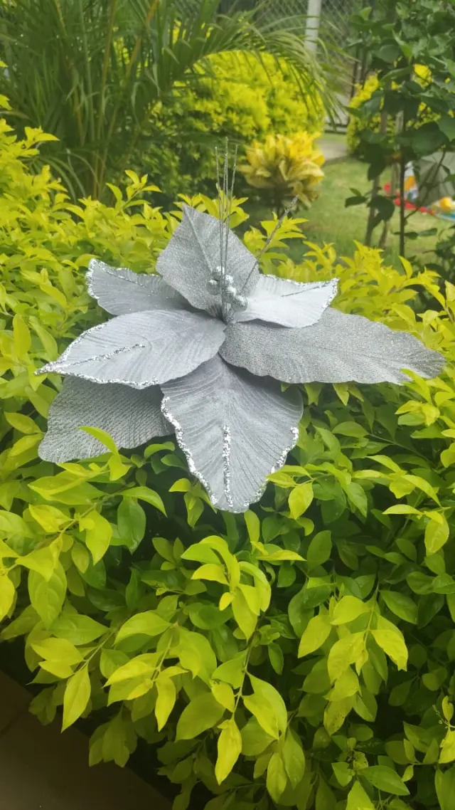 Flor plateada escarchada, 40 cm · 8 hojas