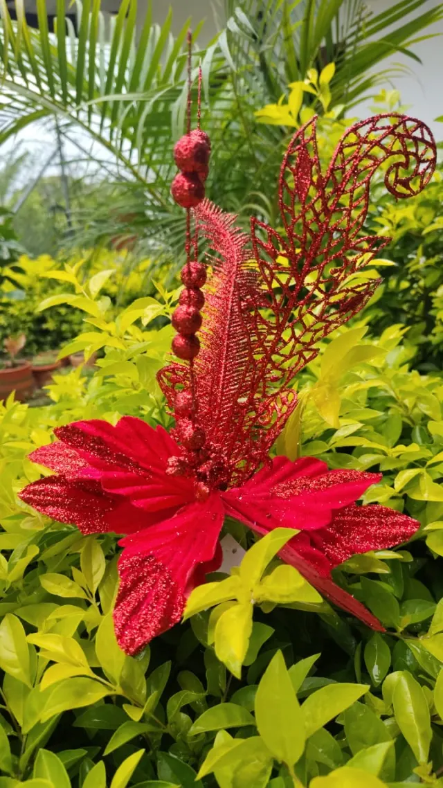 Flor roja escarchada con pino y pluma, 42 cm · 8 hojas