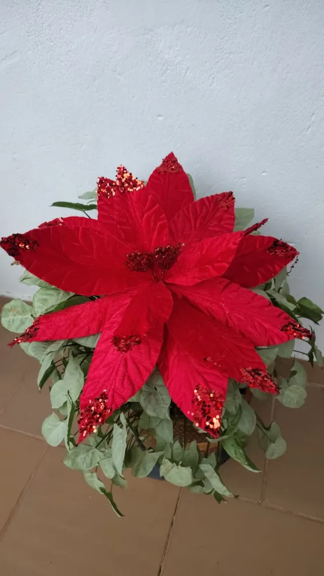 Flor roja escarchada, 45 cm · 12 hojas