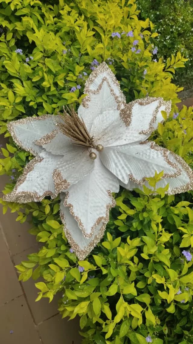 Flor blanca con escarcha dorada, 56 cm · 12 hojas
